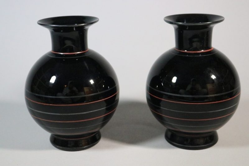 Ett par klotvaser i svart färgat glas, Art deco