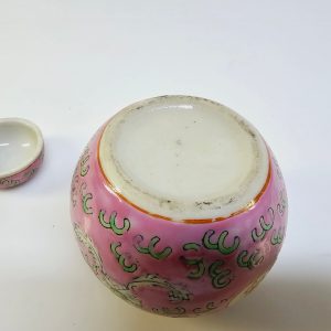 Elegant handmålad kinesisk porslinsburk i rosa och vitt