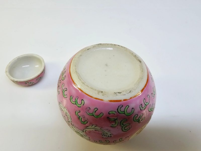 Elegant handmålad kinesisk porslinsburk i rosa och vitt