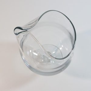 Stor transparent karaff på fot