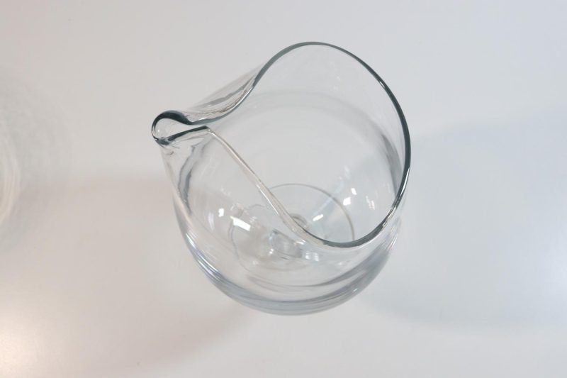 Stor transparent karaff på fot
