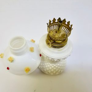 Charmig oljelampa i vitt glas med blomdetaljer
