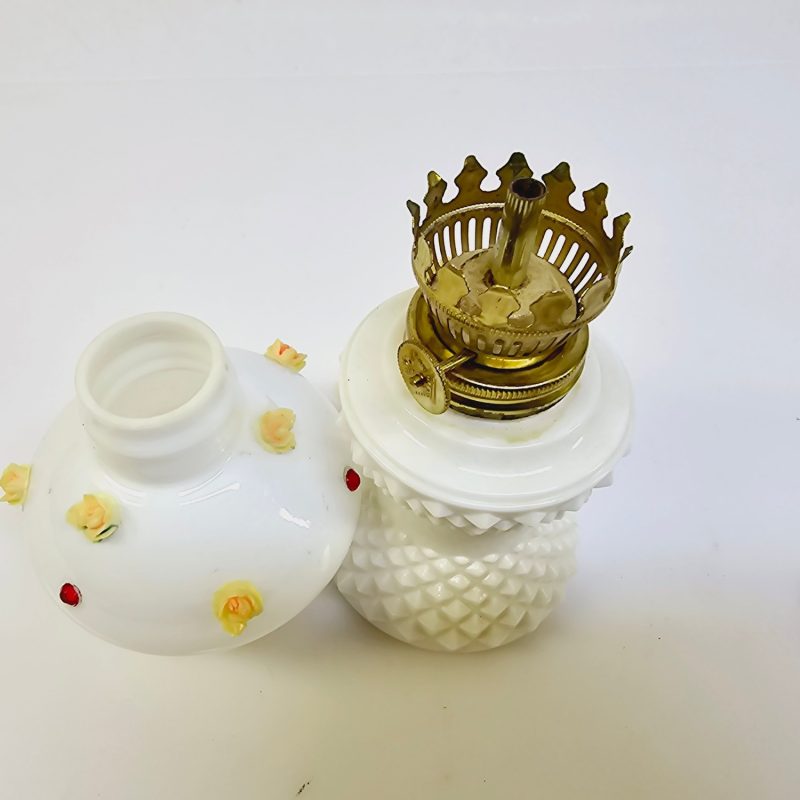 Charmig oljelampa i vitt glas med blomdetaljer