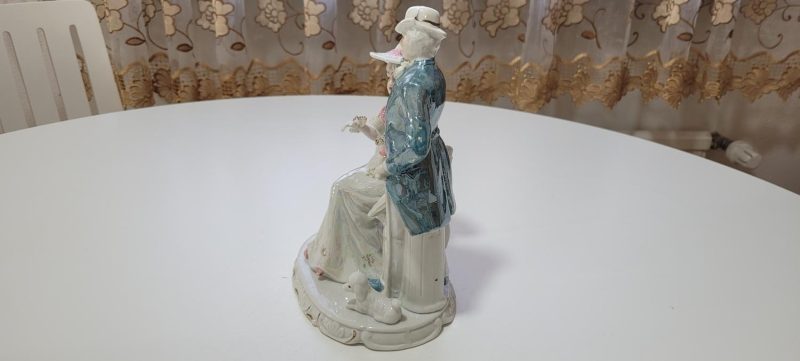 Figurin, Porslin i lysterglasyr? - 24cm