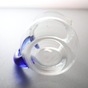Elegant Liten Glaskanna med Blått Handtag – 11 cm Hög