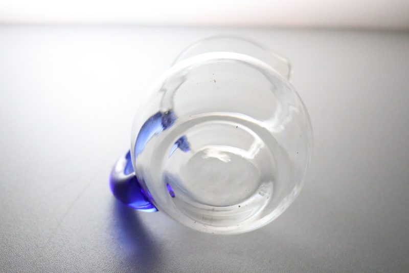 Elegant Liten Glaskanna med Blått Handtag – 11 cm Hög