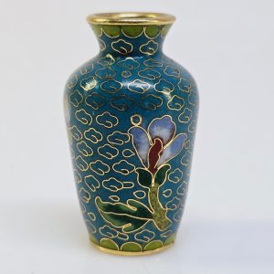 Elegant cloisonné-vas med blommotiv – ett klassiskt hantverk i miniatyr