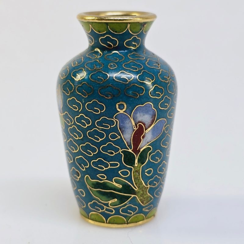 Elegant cloisonné-vas med blommotiv – ett klassiskt hantverk i miniatyr