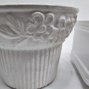 Eleganta Trio av Vita Keramiska Krukor