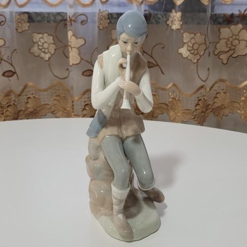 Casades figurin man med blockflöjt