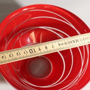 Elegant röd skål med modern design – 15 cm i diameter