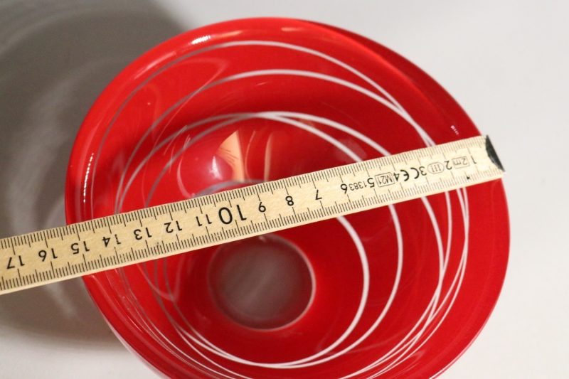 Elegant röd skål med modern design – 15 cm i diameter