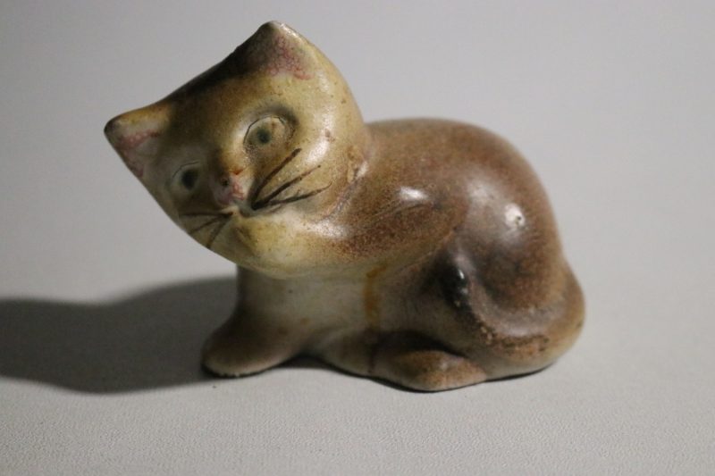 Charmig kattfigur – Gabriel Keramik, handmålad svensk design