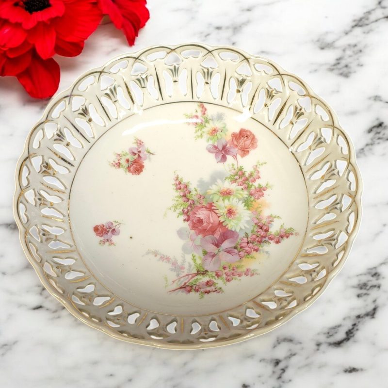 Charmig dekorativ tallrik med blomsterdesign – Klassisk elegans!