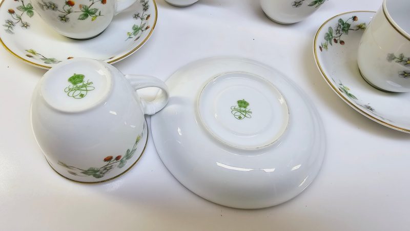 Charmigt kaffekoppsset på 5 koppar från Christineholm med jordgubbsmotiv