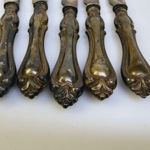 Charmigt set med 5 antika knivar i nysilver och dekorativa handtag
