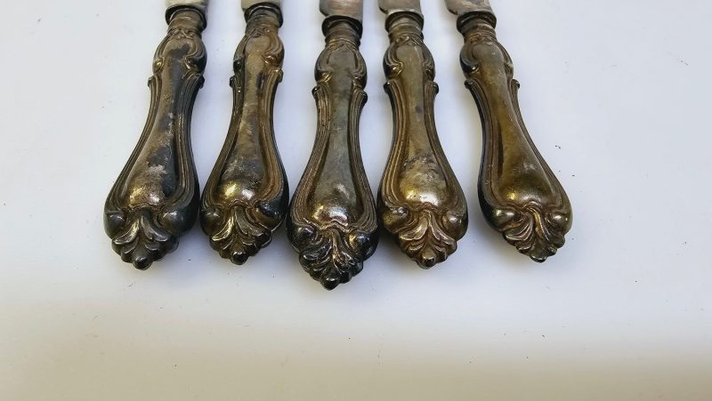 Charmigt set med 5 antika knivar i nysilver och dekorativa handtag