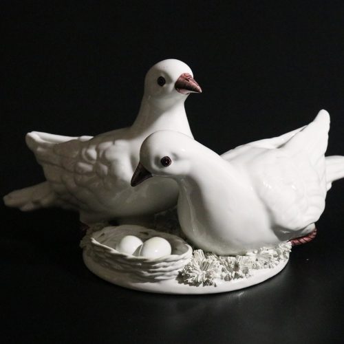 Elegant porslinsfigur av två duvor med rede – Made in Italy