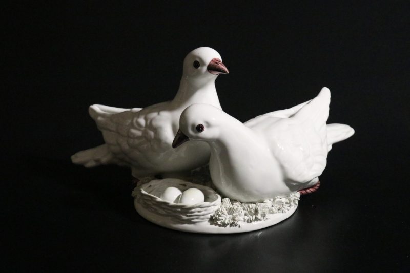 Elegant porslinsfigur av två duvor med rede – Made in Italy