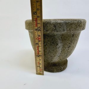 Elegant mortel i massiv sten – 11,5 cm hög