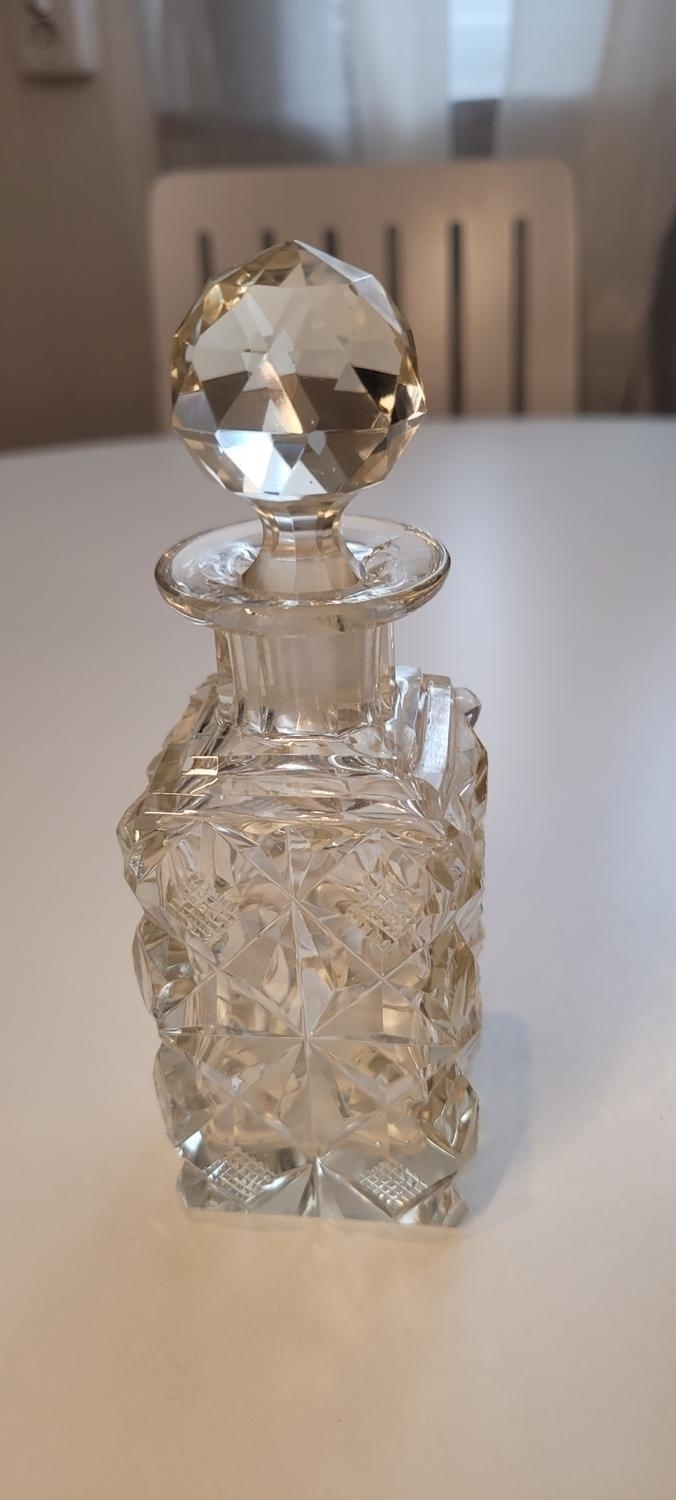 2st vintage toligen skurna karaffer i kristall