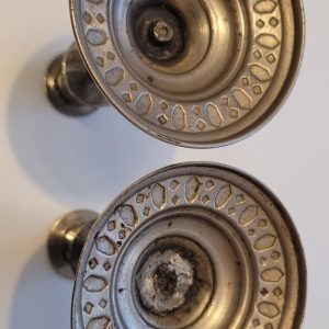 Ett snyggt par ljusstakar i metall
