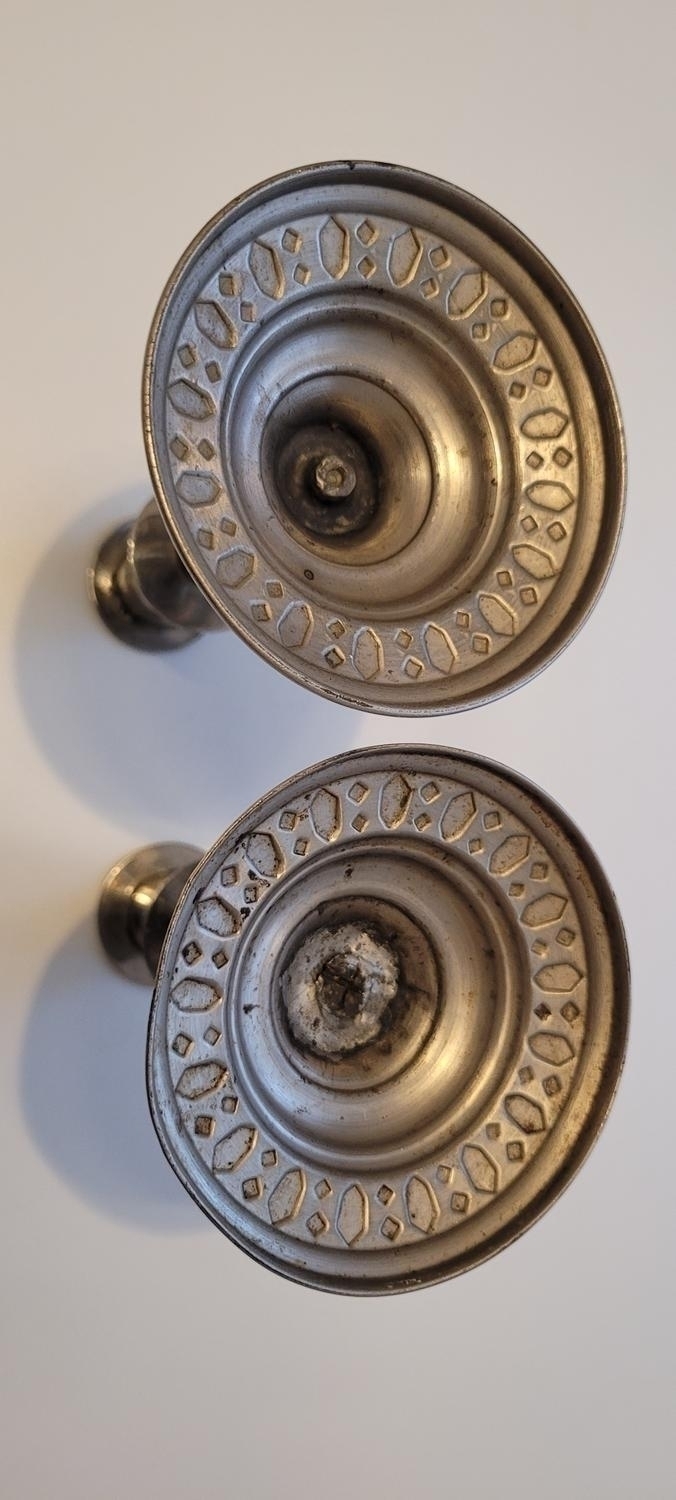 Ett snyggt par ljusstakar i metall