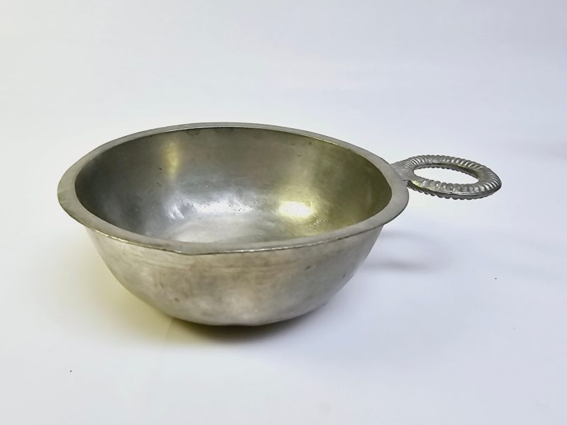Antik tennkåsa – Tidlöst hantverk från 1800/1900-talet, Ø12 cm