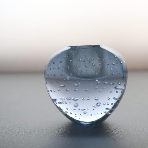 Liten ljusstake med bubblor i glaset