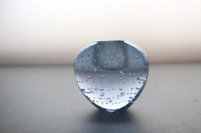 Liten ljusstake med bubblor i glaset