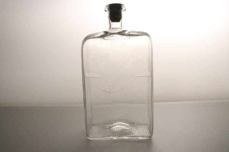 KARAFF, glas, 1900-tal, del av kork saknas, 20,5cm