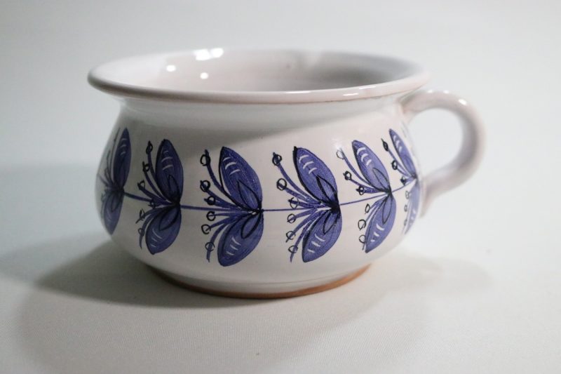 Vacker keramikskål med handmålat blått blommotiv – Signerad B.G.