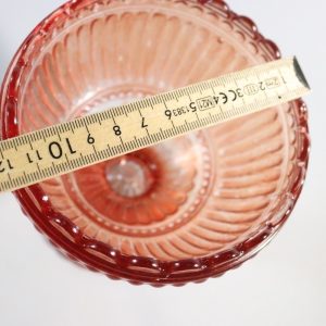 Ljusröd målad skål på fot i pressglas