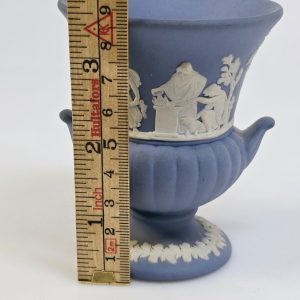 Klassisk Wedgwood Jasperware-vas i blått och vitt – ca 9 cm hög
