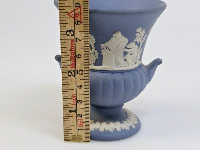 Klassisk Wedgwood Jasperware-vas i blått och vitt – ca 9 cm hög