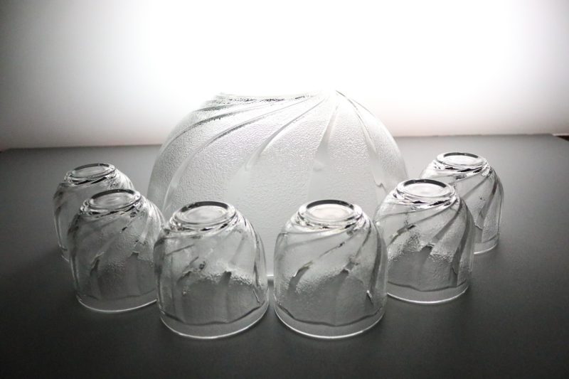 Vacker glasservis med stor skål och sex mindre glas