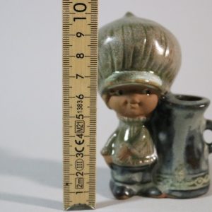 Figurin med ljusstake i glaserad keramikt,  Japan