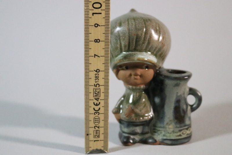 Figurin med ljusstake i glaserad keramikt,  Japan