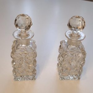 2st vintage toligen skurna karaffer i kristall
