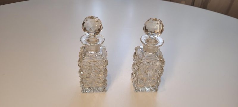 2st vintage toligen skurna karaffer i kristall