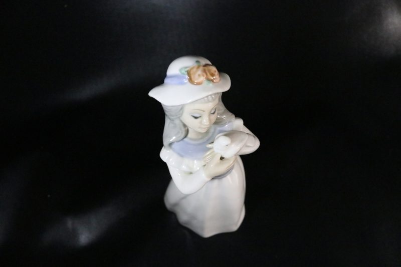Tengra Porslin Figurin "Flickan med duvan" Valencia Spanien - 24cm