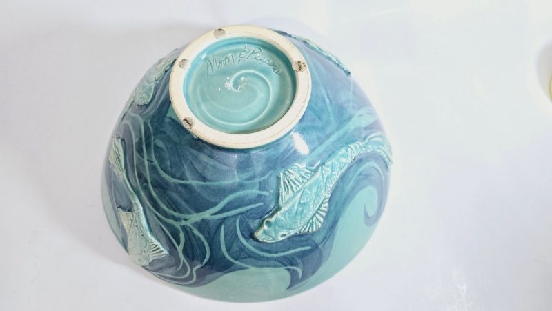 Handgjord Salladsskål från Moon and Peepers Pottery – Dekorerad i Fiskmotiv