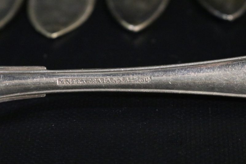 Elegant Set av Antika Nysilvergafflar – Stil och Hantverk i Perfekt Symbios