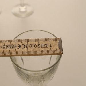 Supersöta, handblåsta och olivslipade glas. De är 11 cm höga och 4,5 cm i diam