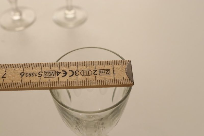 Supersöta, handblåsta och olivslipade glas. De är 11 cm höga och 4,5 cm i diam