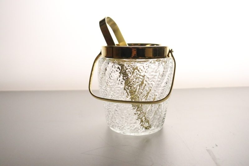 Ishink med tång, glas och metall