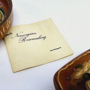 Handmålade Föremål med Norsk Rosmålning – Traditionellt Hantverk