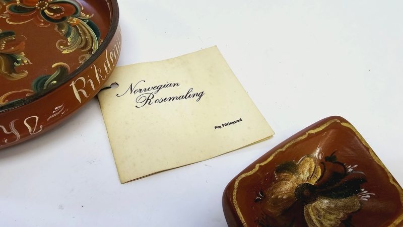 Handmålade Föremål med Norsk Rosmålning – Traditionellt Hantverk