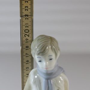Figurin, pojke med lamm, 20cm