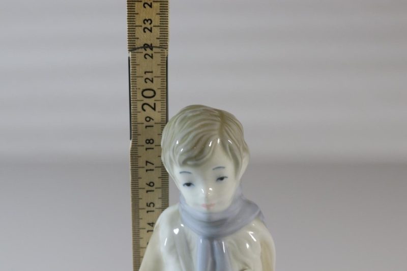 Figurin, pojke med lamm, 20cm